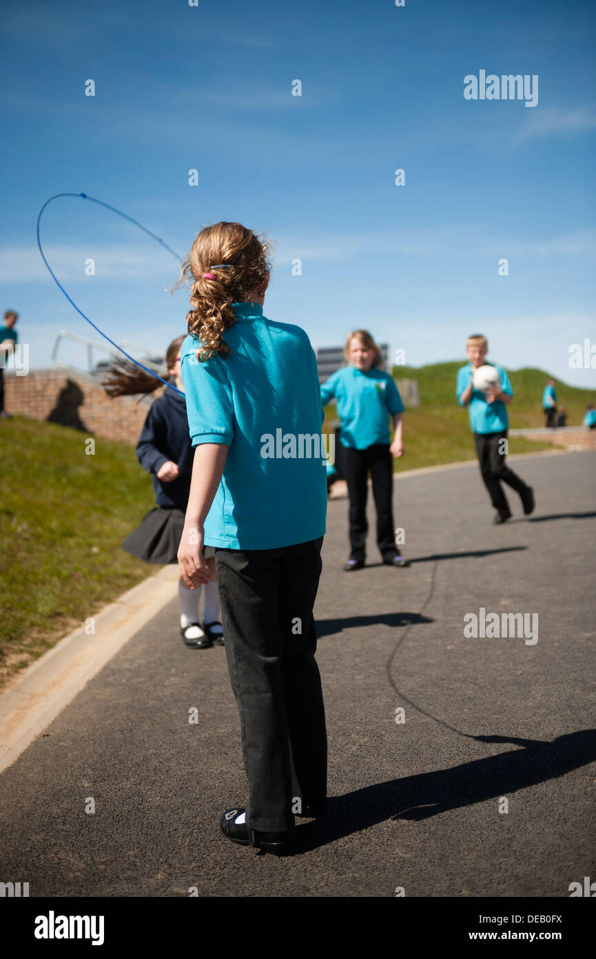 Schüler-Kinder spielen im nocheinmal in einer Grundschule, Wales UK Stockfoto