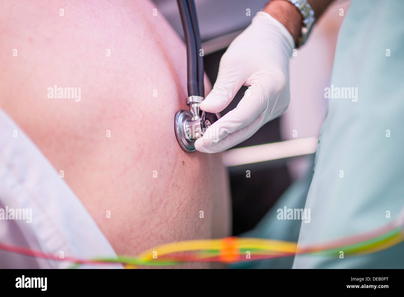 Ein Arzt mit einem Stethoskop auf einen Patienten in einer Notaufnahme -Abteilung des staatlichen Gesundheitsdienstes NHS Krankenhaus UK Stockfoto