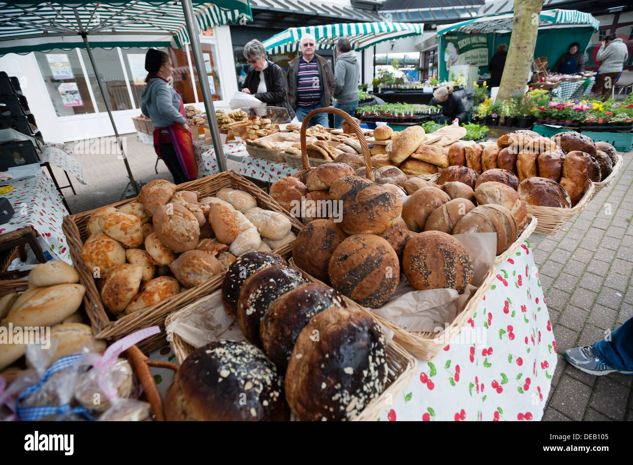 Frisches Brot zum Verkauf an Bauernmarkt Haverfordwest, Pembrokeshire. Wales UK Stockfoto