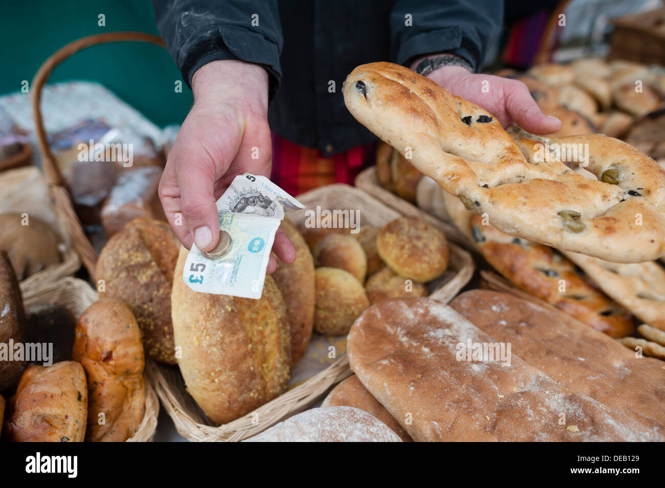 Kauf Verkauf einen Laib: frisches Brot zum Verkauf an Bauernmarkt Haverfordwest, Pembrokeshire. Wales UK Stockfoto