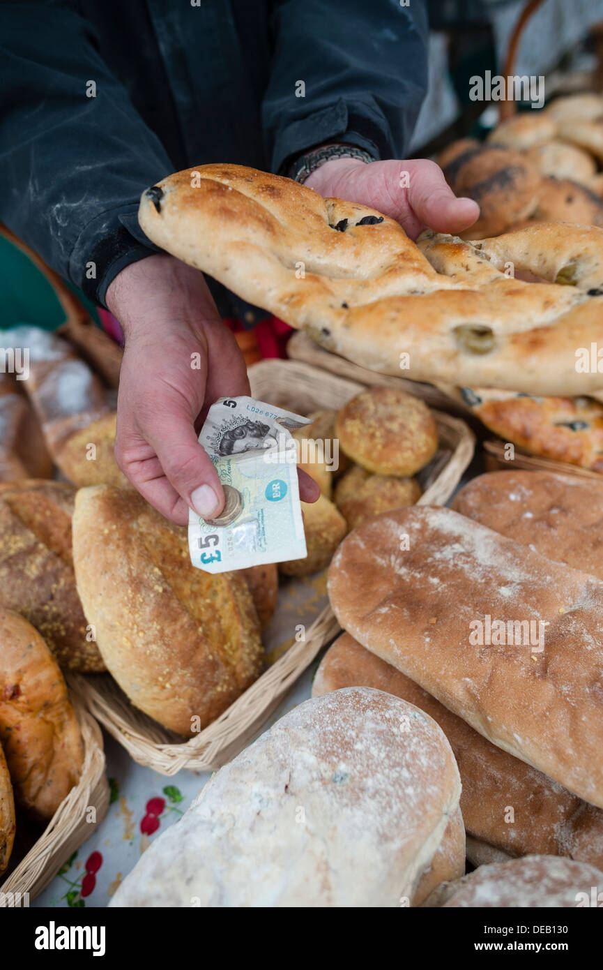 Kauf Verkauf einen Laib: frisches Brot zum Verkauf an Bauernmarkt Haverfordwest, Pembrokeshire. Wales UK Stockfoto