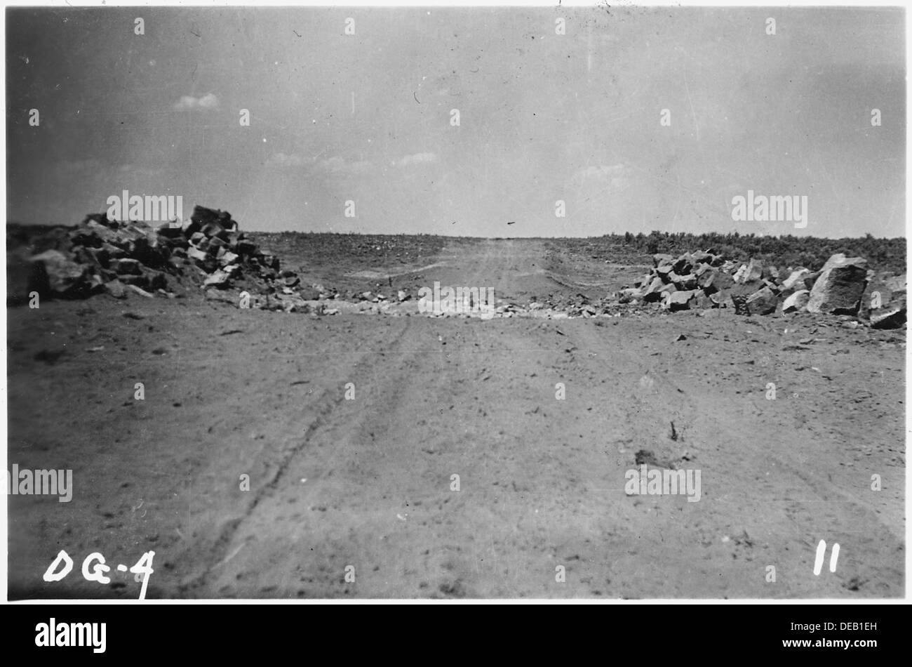 Dieses Bild zeigt einen Lkw-Weg, der durch ein typisches Lavareff führt, wobei die Füllung eines Bulldozers hinter dem Riff sichtbar ist. Die Szene zeigt Landmodifikationen und Ausgrabungen in vulkanischem Gelände für den Bau oder die Erschließung von Land. Stockfoto Dieses Bild zeigt einen Lkw-Weg, der durch ein typisches Lavareff führt, wobei die Füllung eines Bulldozers hinter dem Riff sichtbar ist. Die Szene zeigt Landmodifikationen und Ausgrabungen in vulkanischem Gelände für den Bau oder die Erschließung von Land. Stockfoto