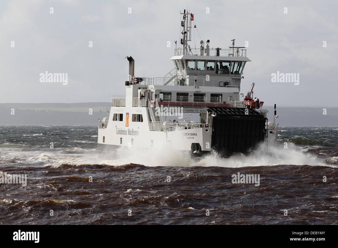 Largs, North Ayrshire, Schottland, Großbritannien, Sonntag, 15. September 2013. Die Caledonian MacBrayne Ferry Loch Shira segelt bei starken Winden von der Insel Great Cumbrae zur Stadt Largs am Firth of Clyde Stockfoto