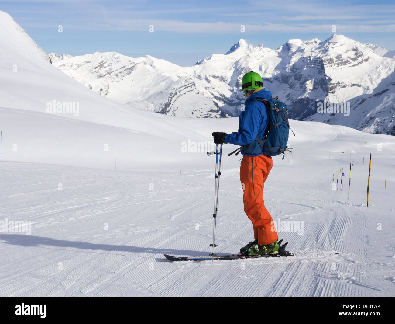 Skifahrer Skifahren auf 14 km blaue Pisten Les Cascades in Grand Massif ski Area in die Französischen Alpen. Flaine, Haute Savoie, Rhône-Alpes, Frankreich Stockfoto