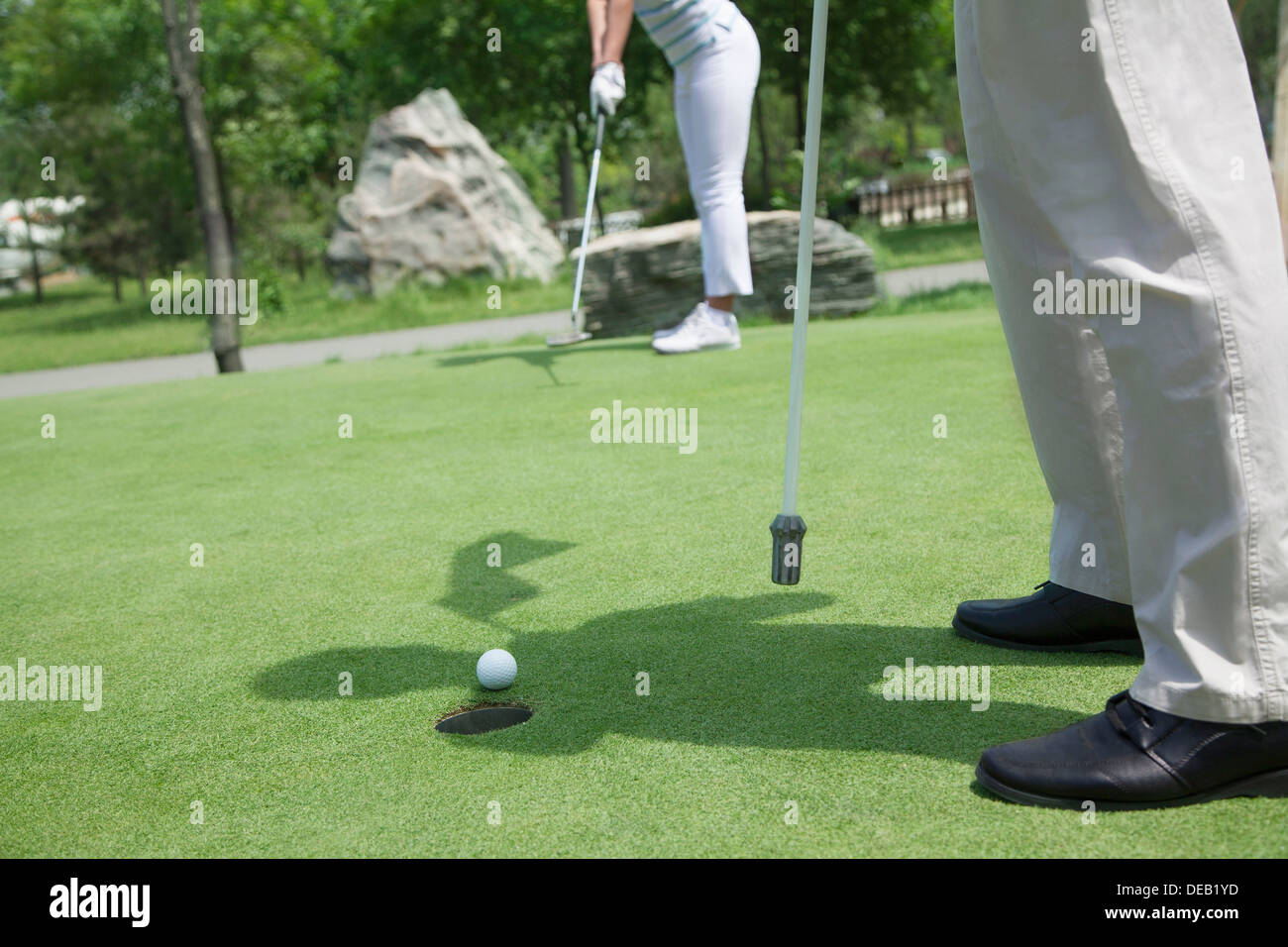 Niedrige Schnittansicht von Mann und Frau, Golfen und setzen auf dem Golfplatz Stockfoto