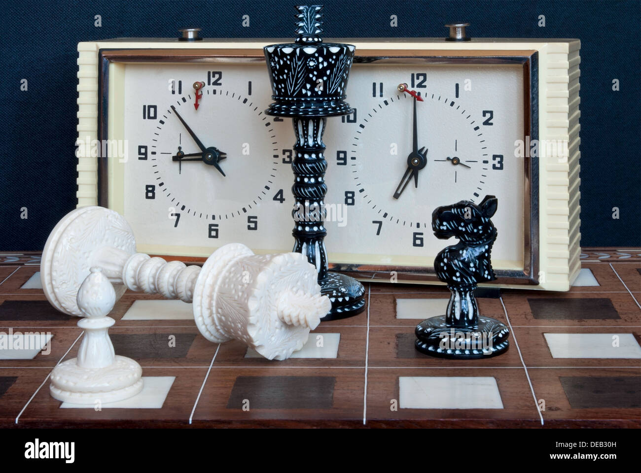 Komposition mit Schach und Schachuhren. Nach dem Spiel. Stockfoto