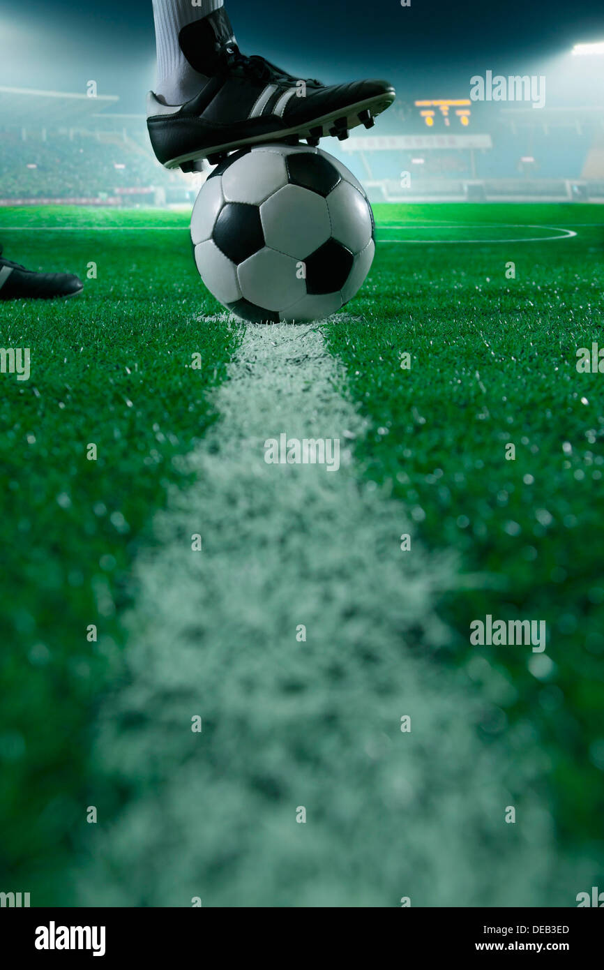 Nahaufnahme des Fußes auf Fußball Ball auf der Linie, Seitenansicht, Stadion Stockfoto