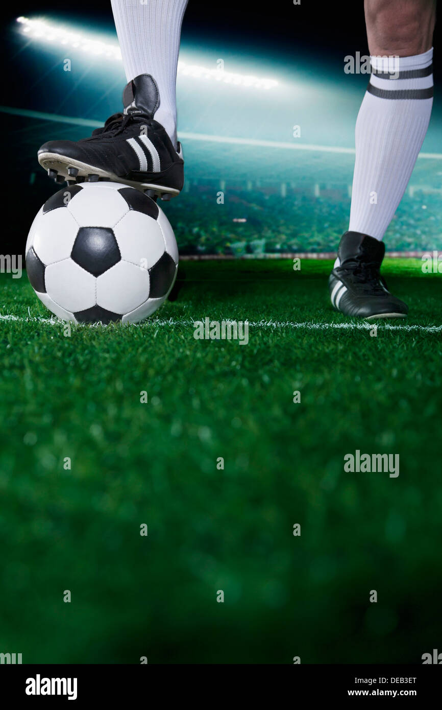 Nahaufnahme eines Füßen auf Fußball, nachts im Stadion Stockfoto