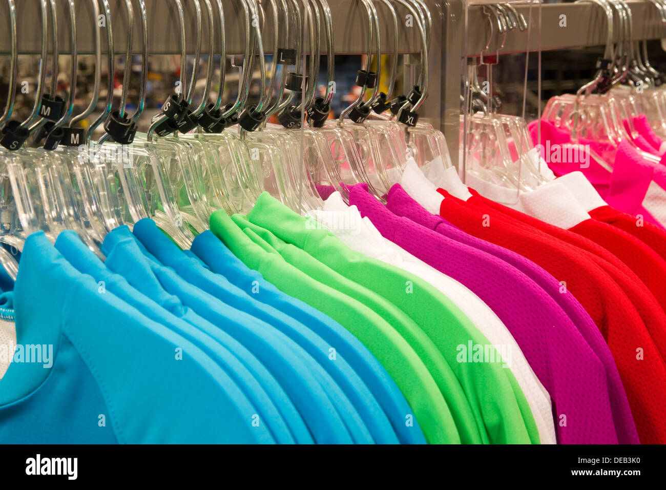 Mehrere Farben Sprts Shirts hängen auf der Folterbank Stockfoto