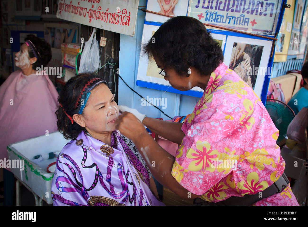 Gesichts-Epilation mit der alten Methode des Durchzugs. Chinatown. Bangkok. Thailand. Stockfoto