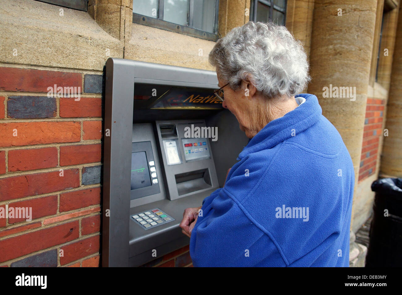 Eine weibliche Senioren mit einem ATM Stockfoto