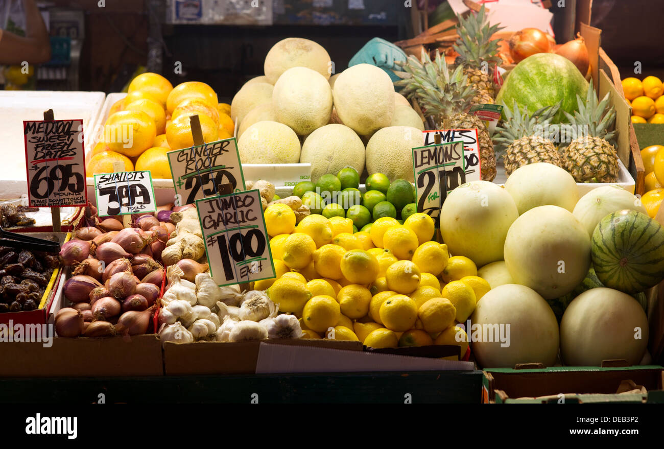Verschiedene Früchte und Gemüse auf dem lokalen Markt Stockfoto