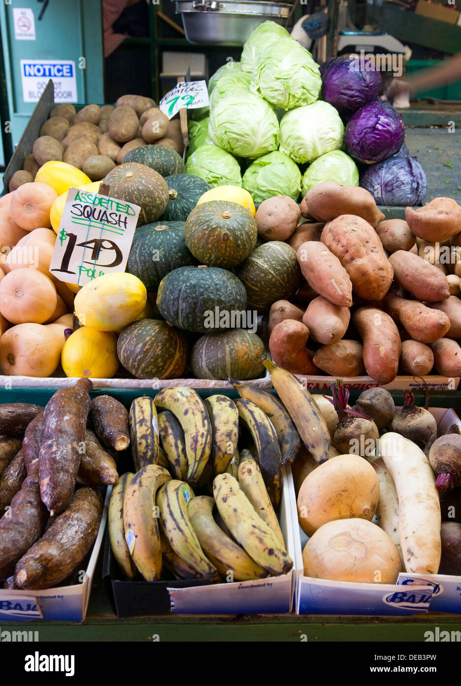 Verschiedene Früchte und Gemüse auf dem lokalen Markt Stockfoto
