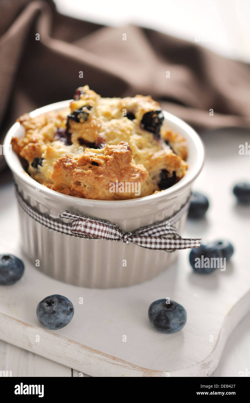 Hausgemachte Blueberry Muffin mit frischen Beeren auf Schneidebrett Stockfoto