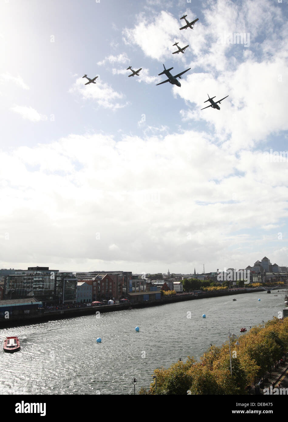 Dublin, Irland. 15. September 2013. Flightfest 2013, ein einzigartiges fliegen vorbei von modernen und alten Flugzeug entlang des Flusses Liffey in Dublin, über 100.000 Menschen gesäumt Kais um zu sehen, die British Airways Airbus A380 bei rund 1000 ft zusammen mit A B17 und zahlreiche andere Flugzeuge fliegen. Bildnachweis: Ian Shipley/Alamy Live News Live-Nachrichten Stockfoto