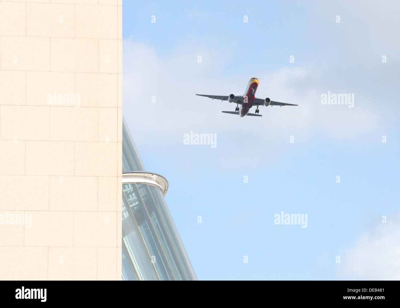 Dublin, Irland. 15. September 2013. Flightfest 2013, ein einzigartiges fliegen vorbei von modernen und alten Flugzeug entlang des Flusses Liffey in Dublin, über 100.000 Menschen gesäumt Kais um zu sehen, die British Airways Airbus A380 bei rund 1000 ft zusammen mit A B17 und zahlreiche andere Flugzeuge fliegen. Bildnachweis: Ian Shipley/Alamy Live News Live-Nachrichten Stockfoto