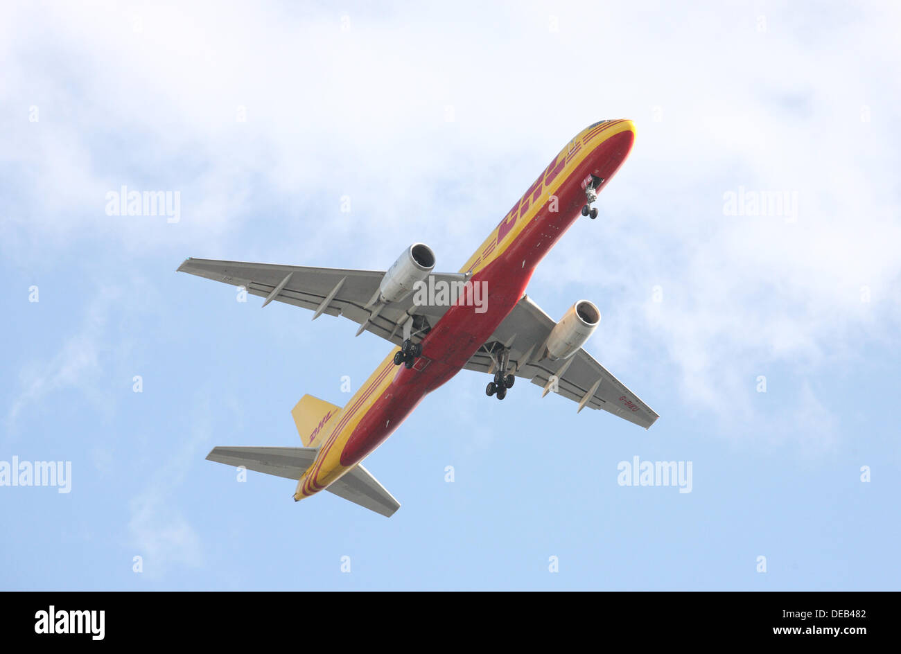 Dublin, Irland. 15. September 2013. Flightfest 2013, ein einzigartiges fliegen vorbei von modernen und alten Flugzeug entlang des Flusses Liffey in Dublin, über 100.000 Menschen gesäumt Kais um zu sehen, die British Airways Airbus A380 bei rund 1000 ft zusammen mit A B17 und zahlreiche andere Flugzeuge fliegen. Bildnachweis: Ian Shipley/Alamy Live News Live-Nachrichten Stockfoto