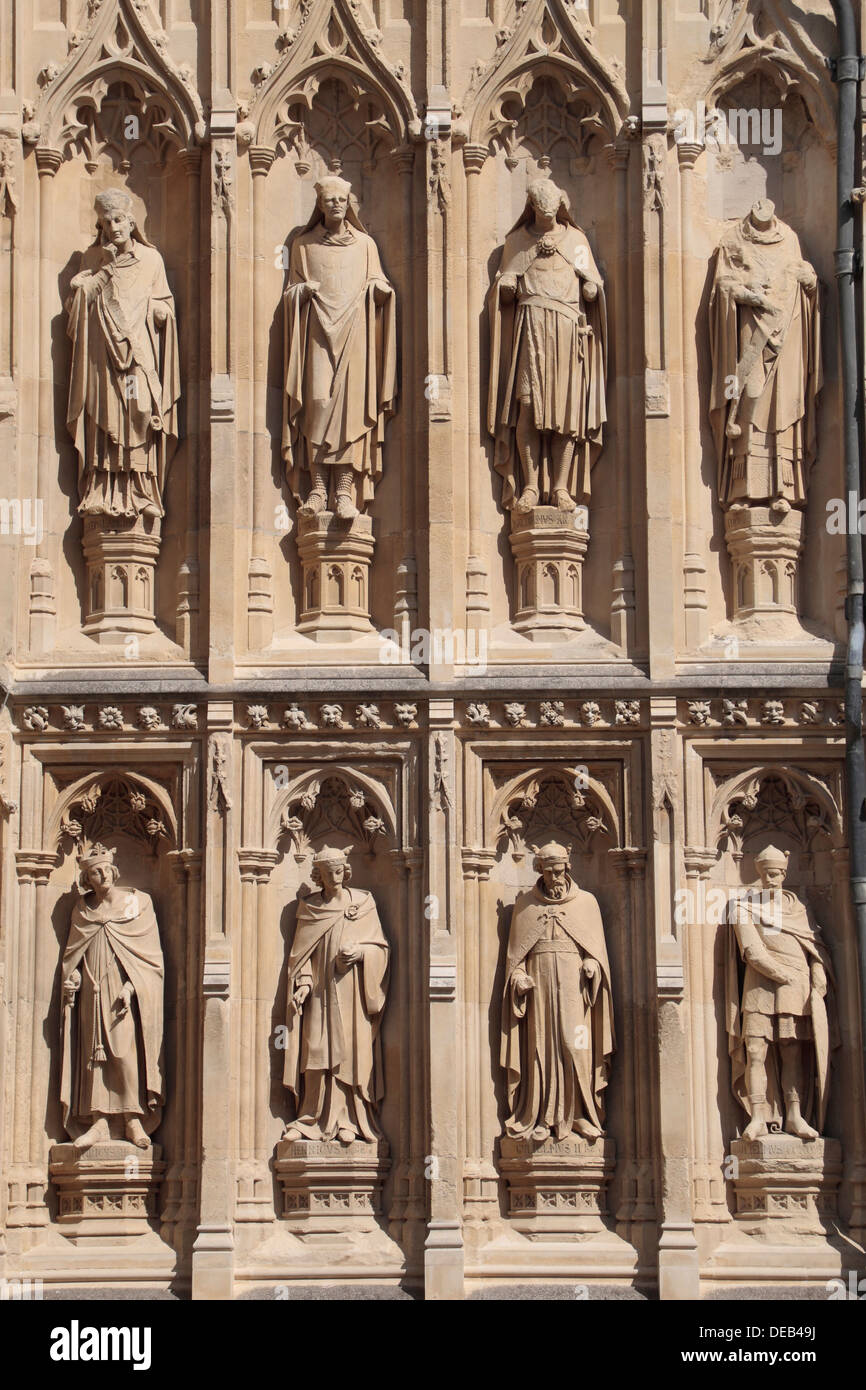 Kunstvolle Steinmetzarbeiten Detail auf der Außenseite der Canterbury Kathedrale, Kent, UK. Stockfoto