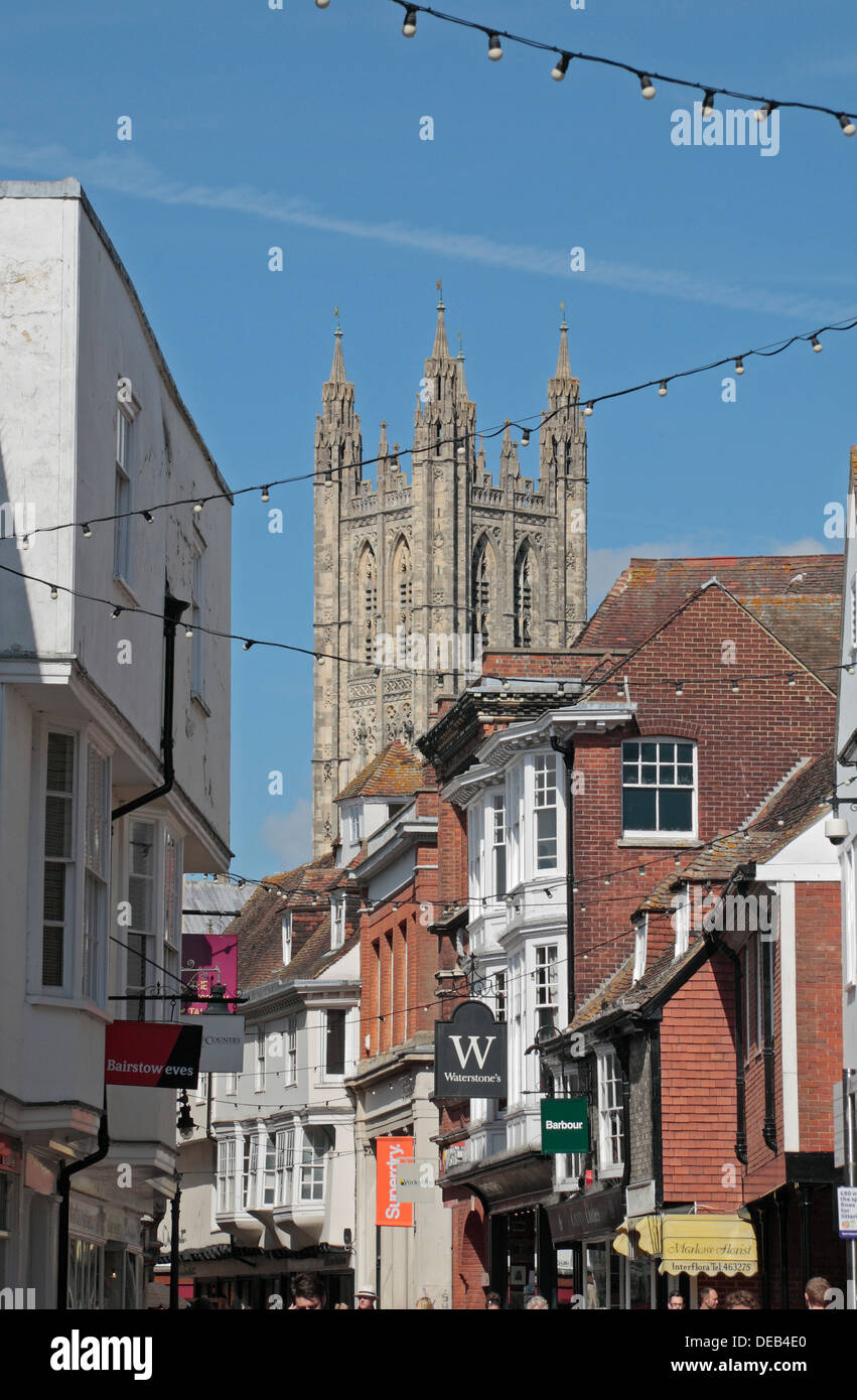 Der Turm der Kathedrale von Canterbury betrachtet entlang Saint Margaret Street in Canterbury, Kent, UK. Stockfoto