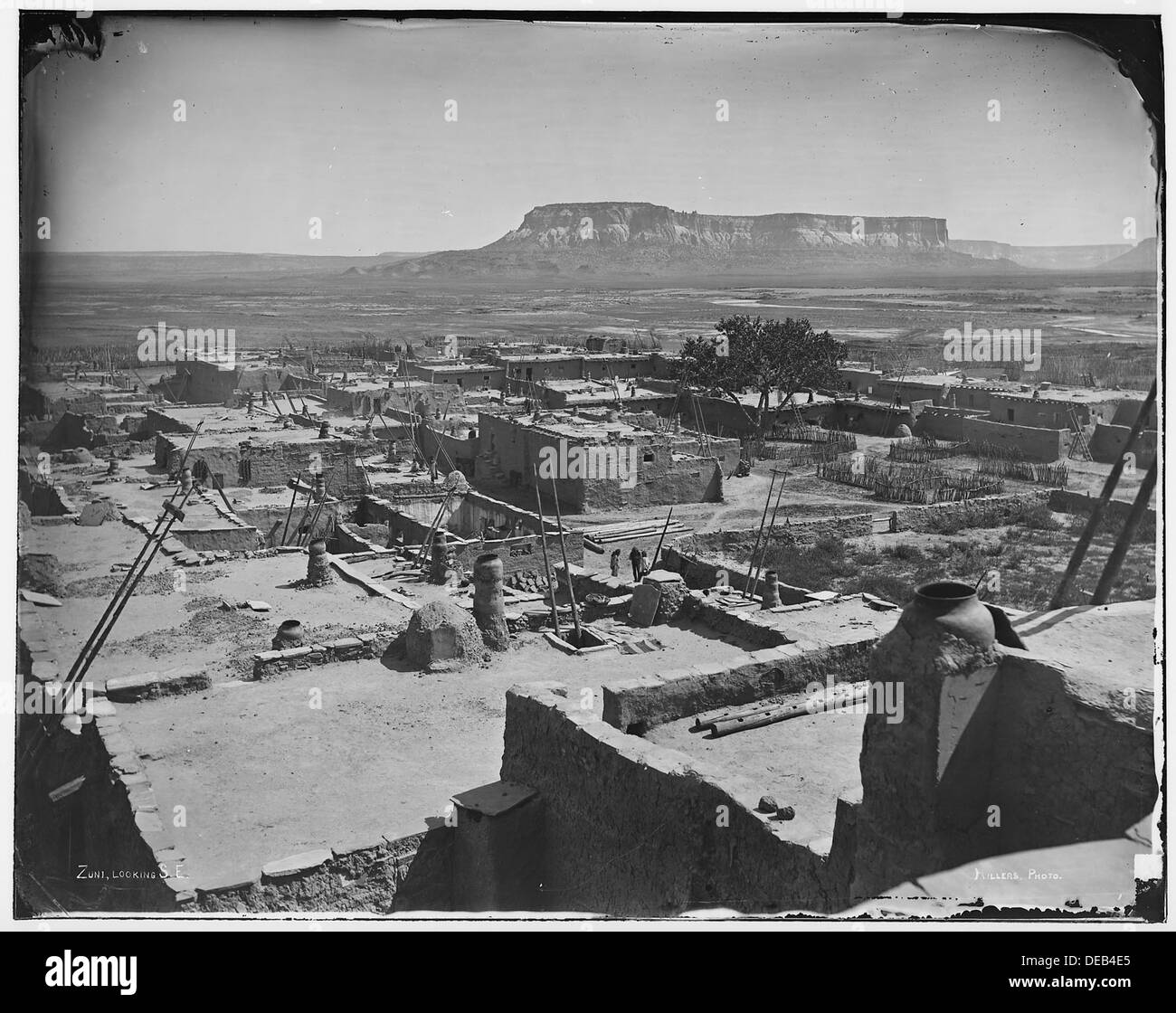 Dieses Foto zeigt einen Blick nach Südosten über Zuni, ein indianisches Dorf im Südwesten der Vereinigten Staaten, das für sein kulturelles Erbe und seine Handwerkskunst bekannt ist. Stockfoto