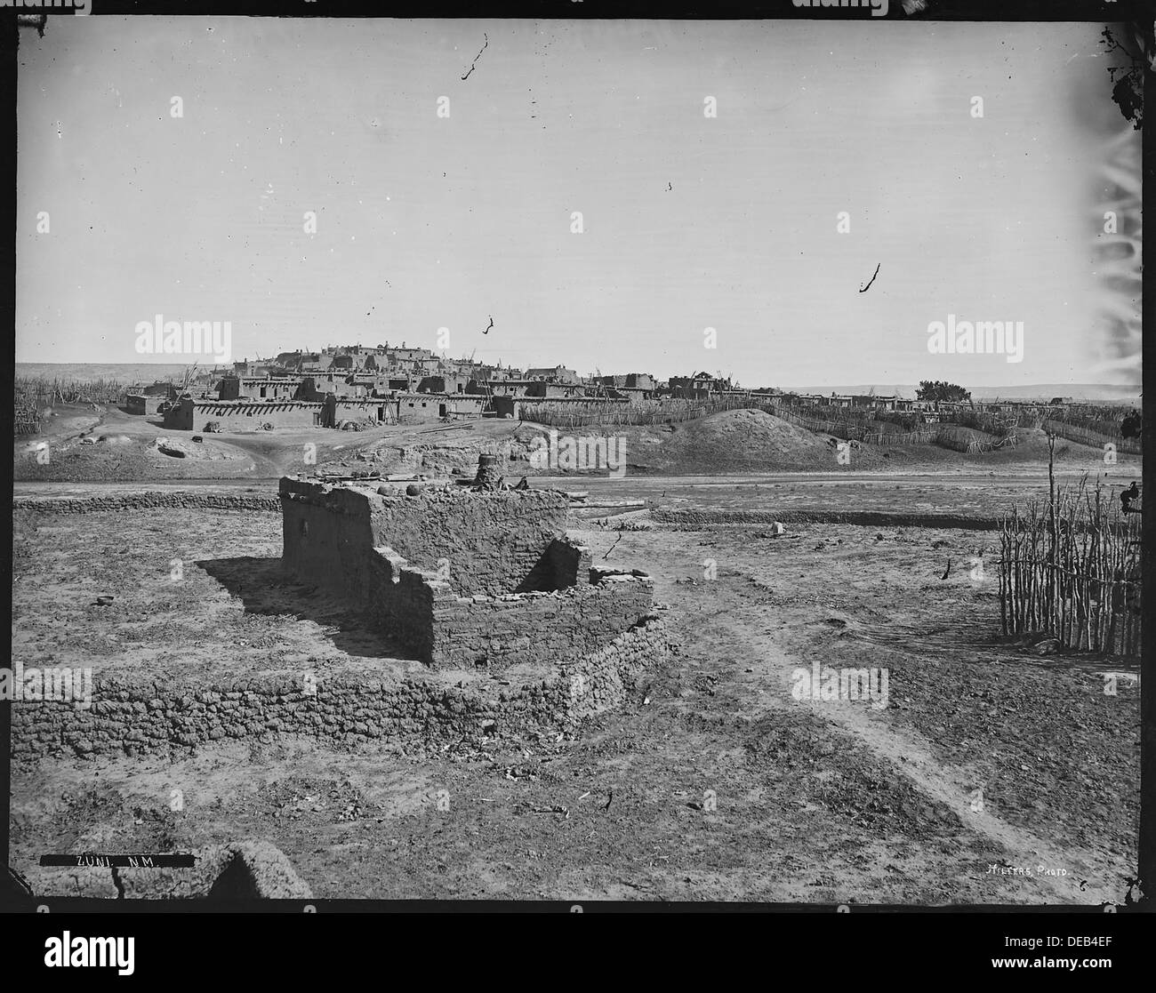 Zuni, ein indianisches Pueblo in New Mexico, ist bekannt für sein reiches kulturelles Erbe und künstlerische Traditionen, insbesondere in der Keramik- und Schmuckherstellung. Stockfoto