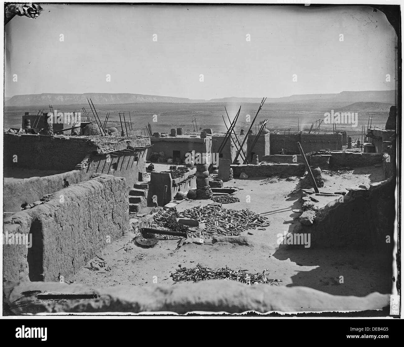Zuni Pueblo ist eine indianische Gemeinde im Westen von New Mexico, die für ihr reiches kulturelles Erbe bekannt ist, darunter Töpferwaren, Weben und spirituelle Zeremonien. Stockfoto