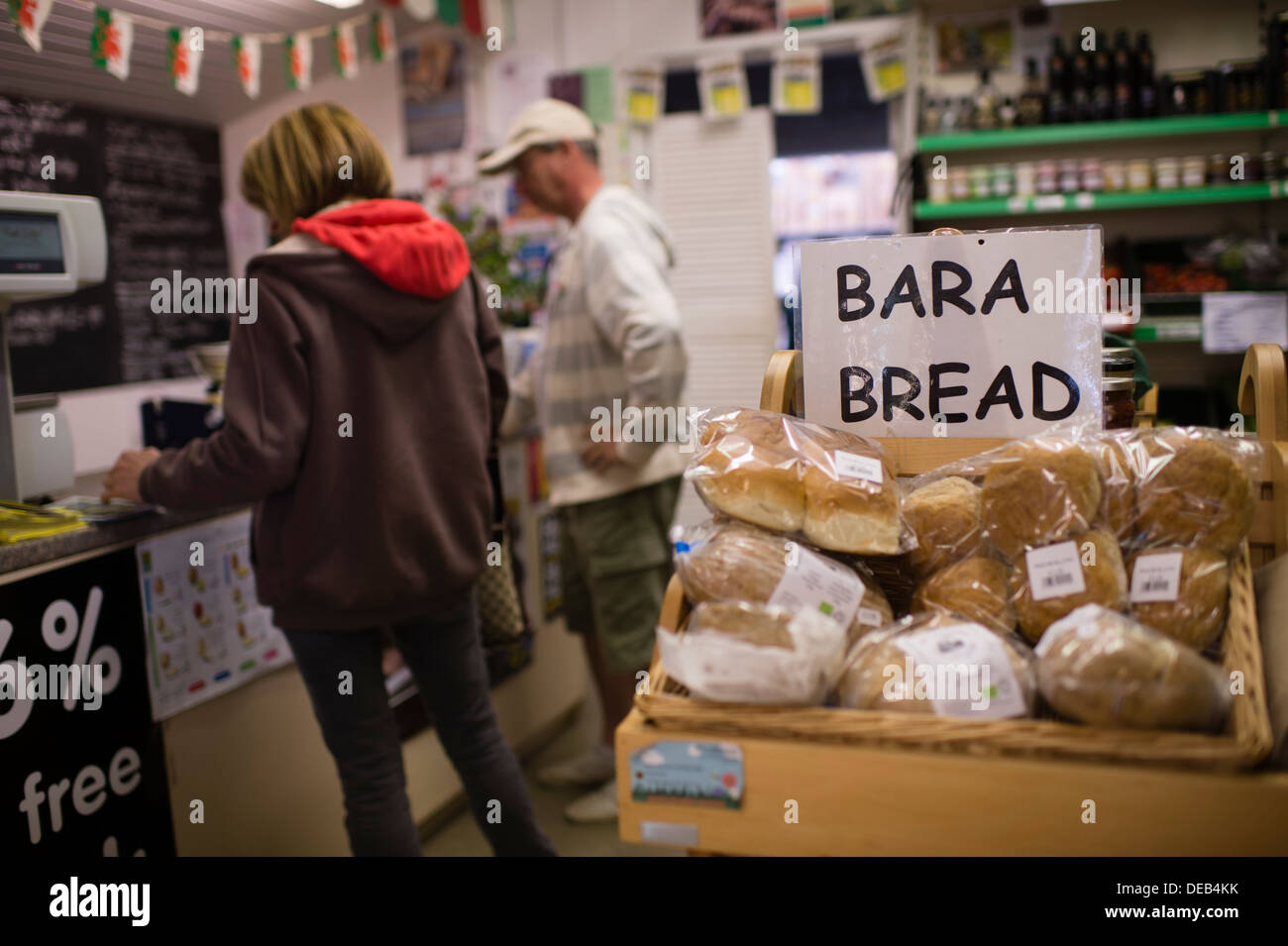 Menschen kaufen regionale Küche auf der Llwynhelyg Farm shop Ladengeschäft, Ceredigion Wales UK Stockfoto
