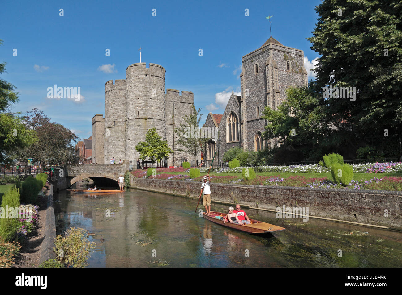 Westgate und der Heilig-Kreuz-Kirche über Börsenspekulanten am Fluss großes Stour in Canterbury, Kent, UK. Stockfoto