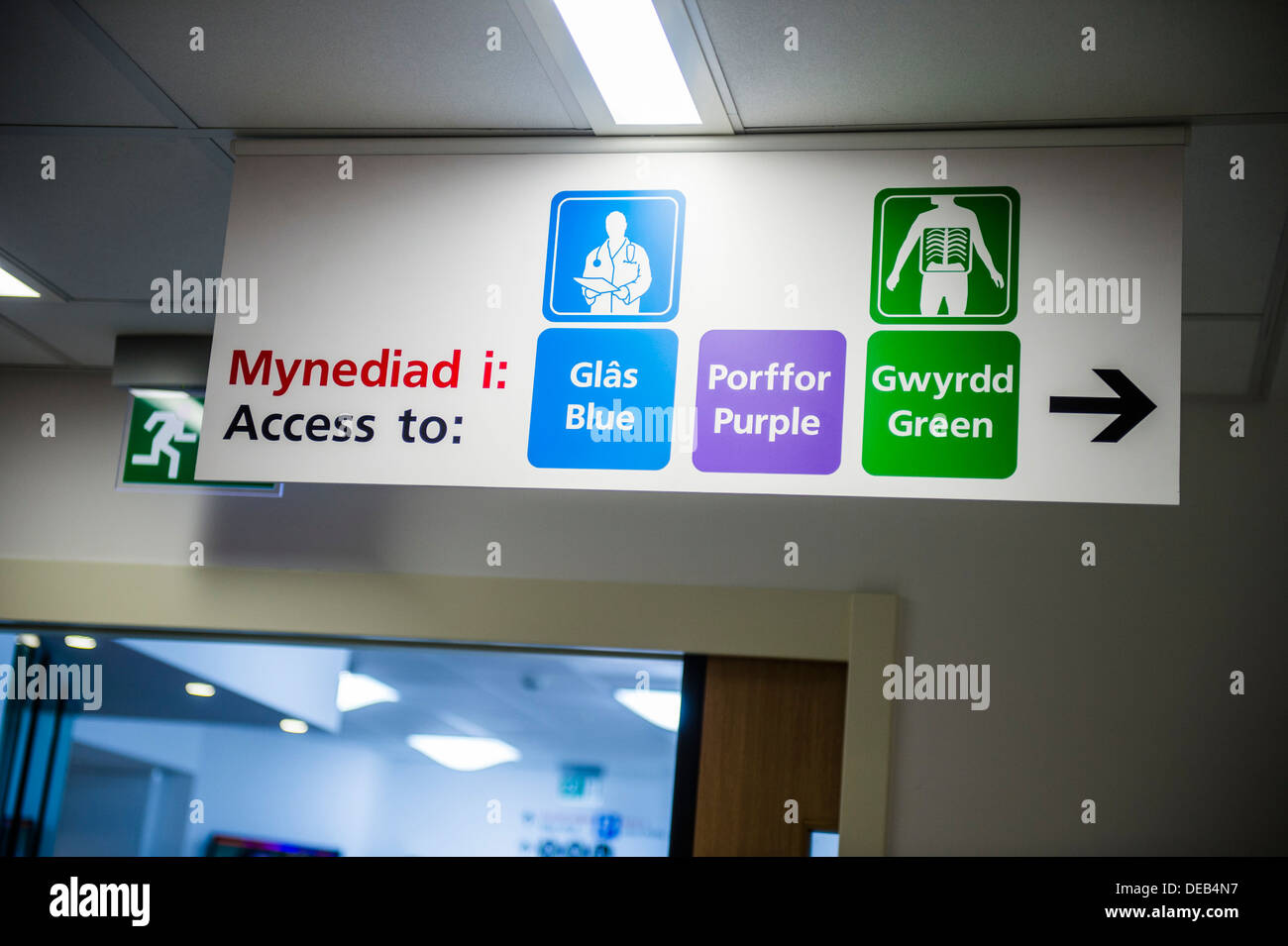 Zweisprachige walisische englische Schilder in einer nationalen Gesundheitsdienst NHS Krankenhaus., Wales UK Stockfoto