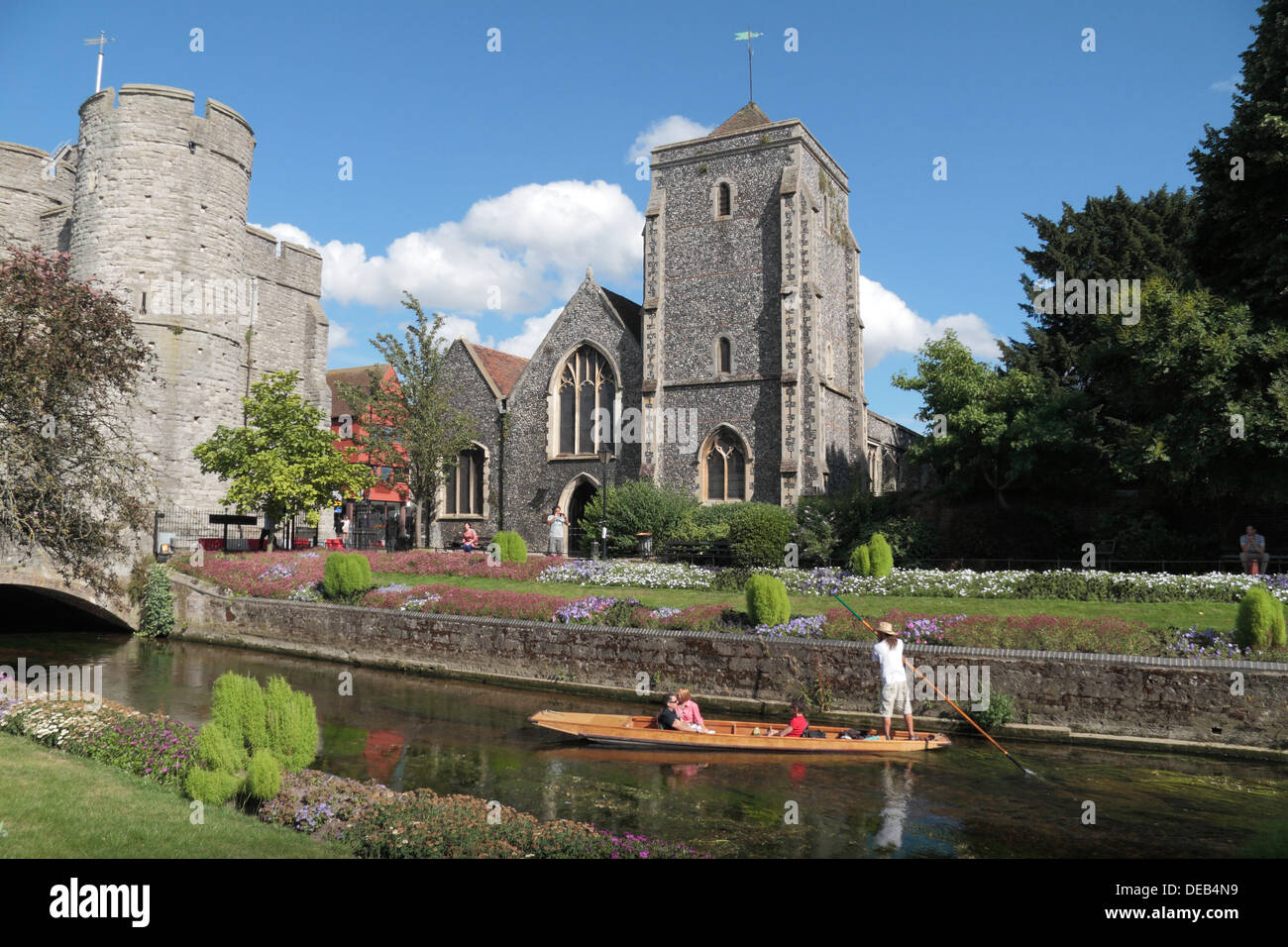 Börsenspekulanten auf großes Stour gegenüber Heilig-Kreuz-Kirche in Westgate Gärten (Ecke Westgate sichtbar), in Canterbury, Kent, UK. Stockfoto