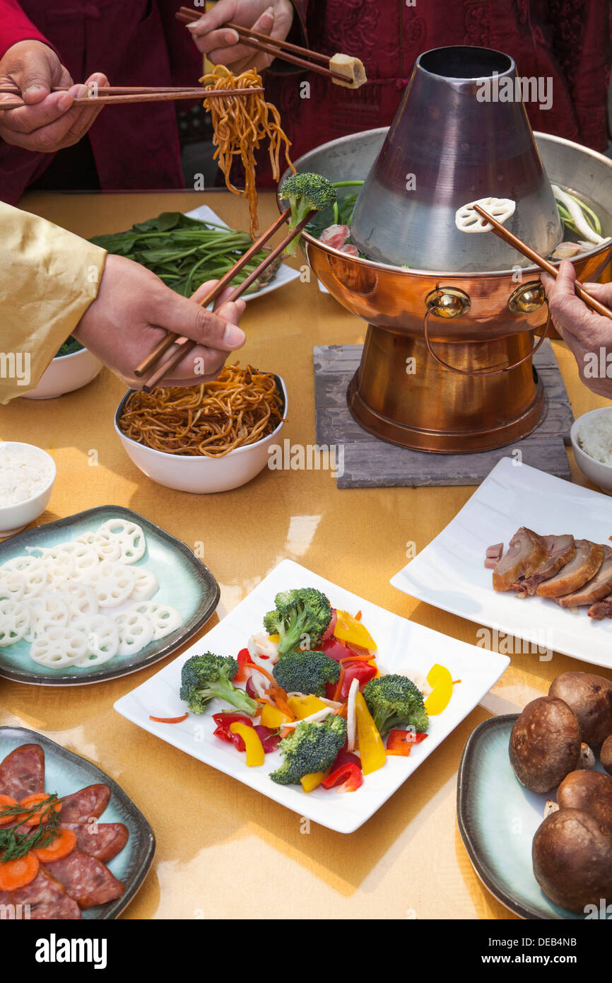 Familie chinesischer Feuertopf essen Hände nur Stockfoto