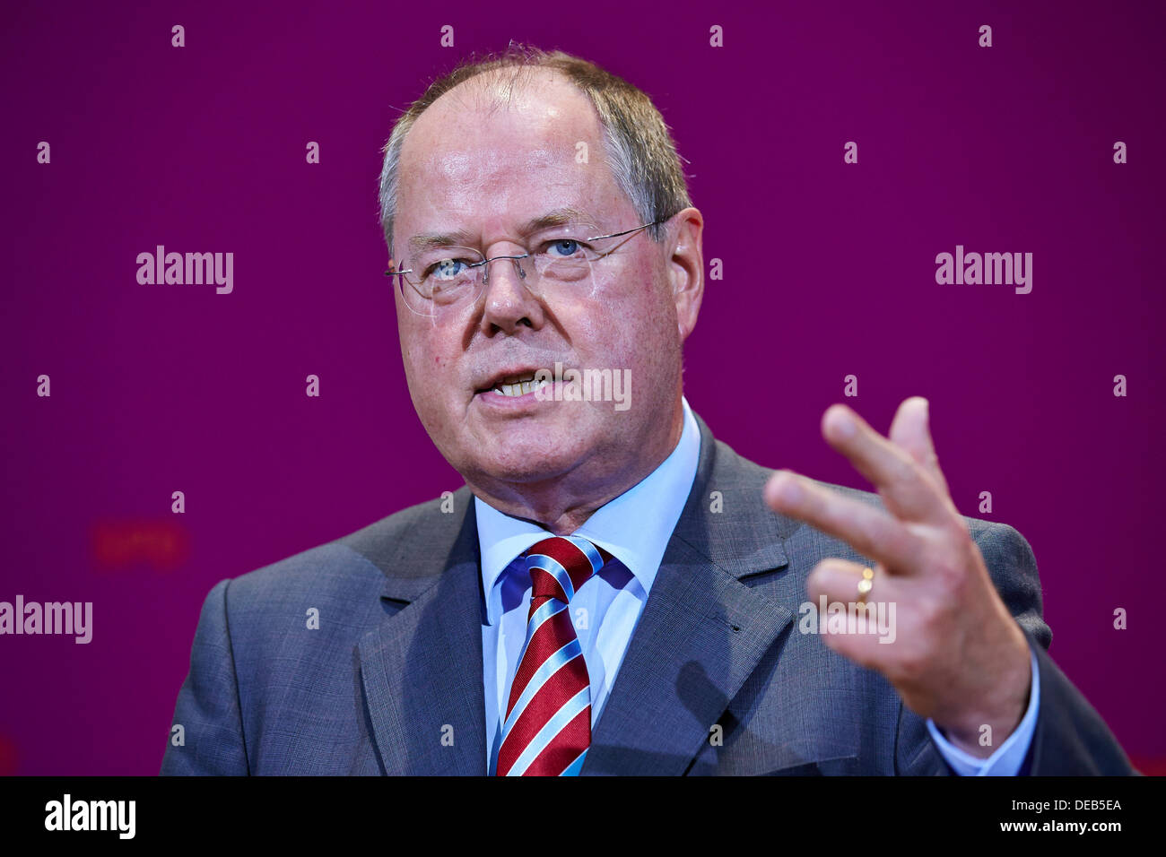 Berlin, Deutschland. 15. September 2013. Menbers der SPD folgte das Ergebnis der Landtagswahl in Bayern in der Parteizentrale der SPD (Willy-Brandt-Haus) in Berlin. / Foto: Peer Steinbrück (SPD), SPD-Kanzlerkandidat, nach dem Ergebnis der Bavarai Wahl in Berlin. Bildnachweis: Reynaldo Chaib Paganelli/Alamy Live-Nachrichten Stockfoto