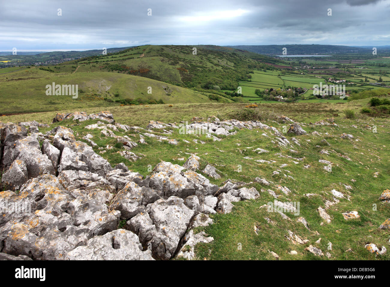 Sommer-Blick über die Kalksteinfelsen der Cheddar Gorge, Mendip Hügel, Somerset County, England, UK Stockfoto