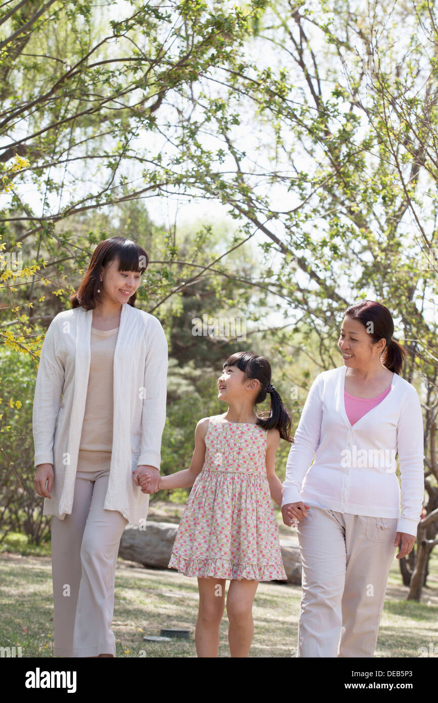 Mehr-Generationen-Familie, Großmutter, Mutter und Tochter Hand in Hand und gehen für einen Spaziergang im Park im Frühling Stockfoto