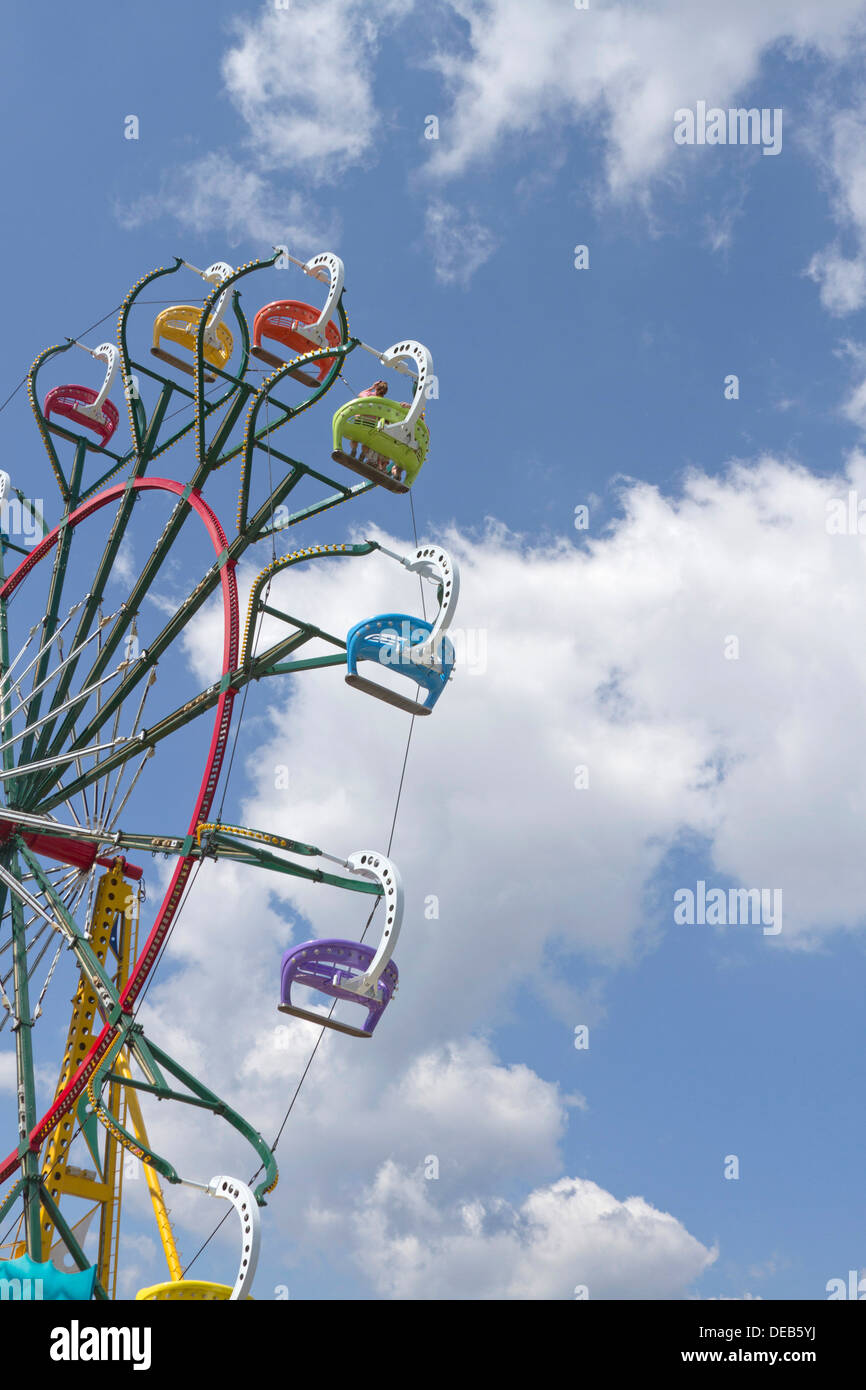 Leute mit einem bunten Riesenrad Tagainst den blauen Himmel an der North Carolina Mountain State Fair Stockfoto