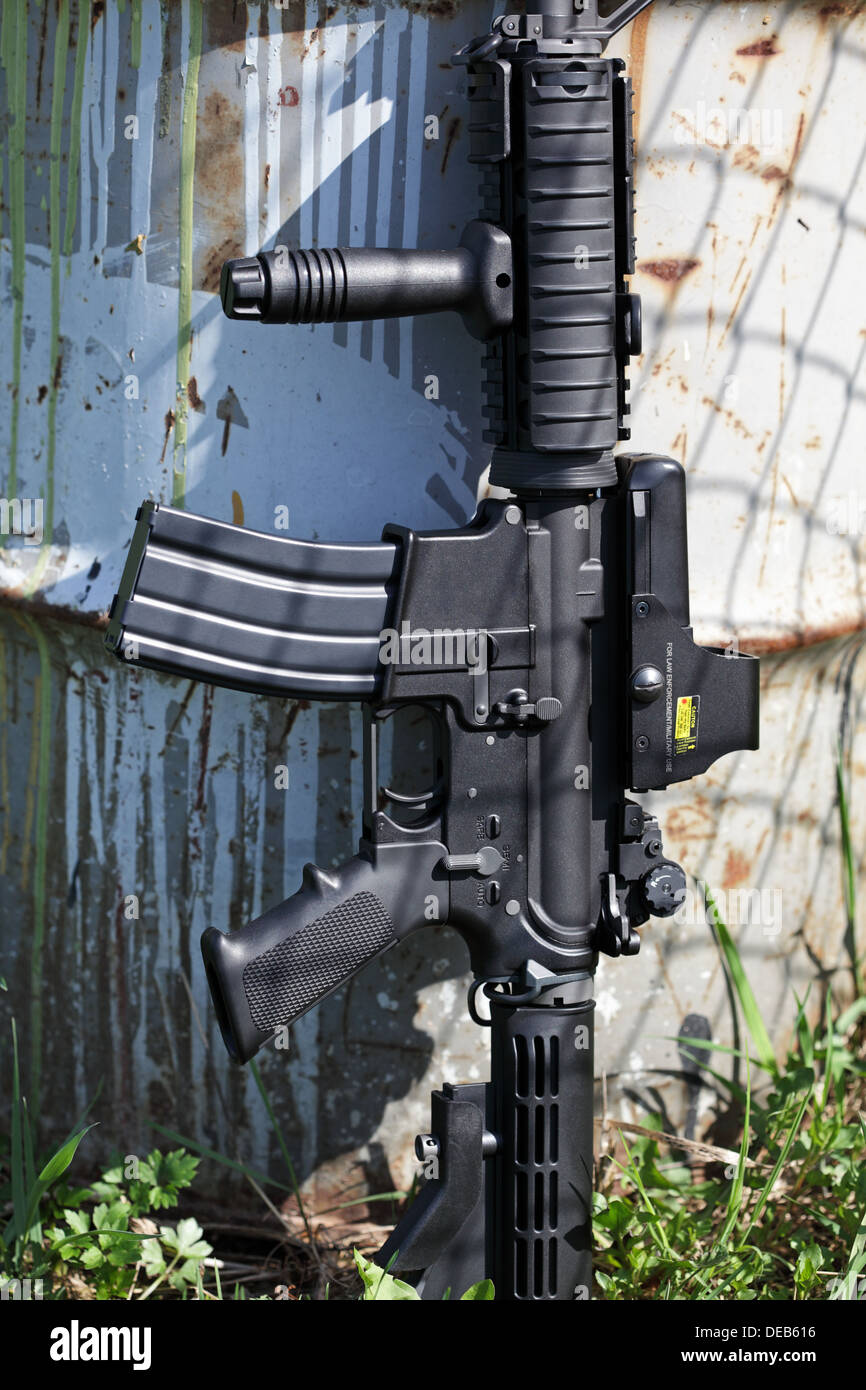AR-15 M4A1.223 Kaliber Angriff Carbine mit holographischen Augen (Kollimator). Stockfoto