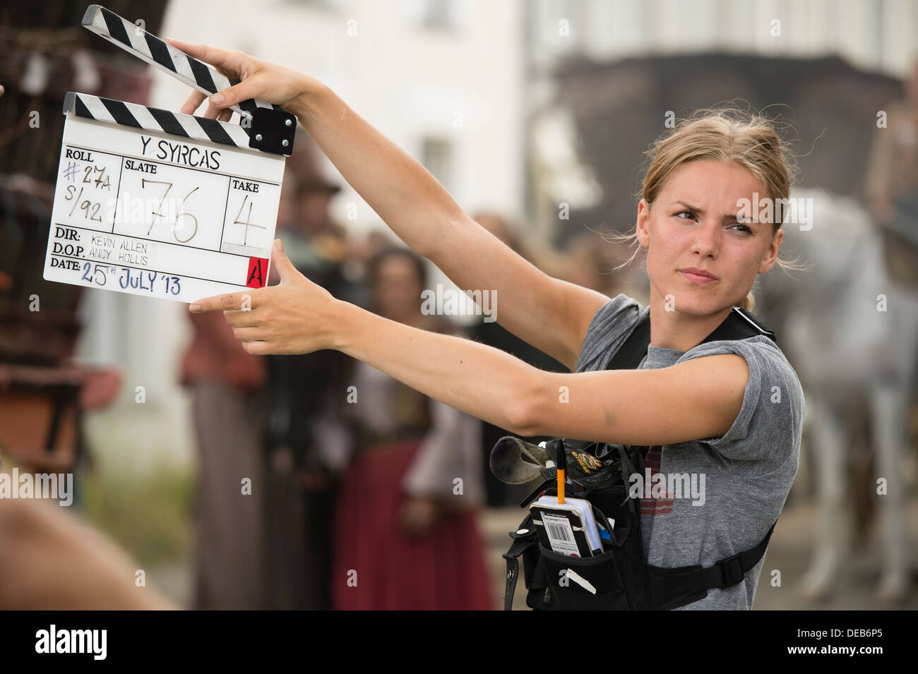 Junge Frau Mädchen weibliche Clapper Board Operator Kameraassistent auf ein Feature Filmdrama set Open Air Location, UK Stockfoto