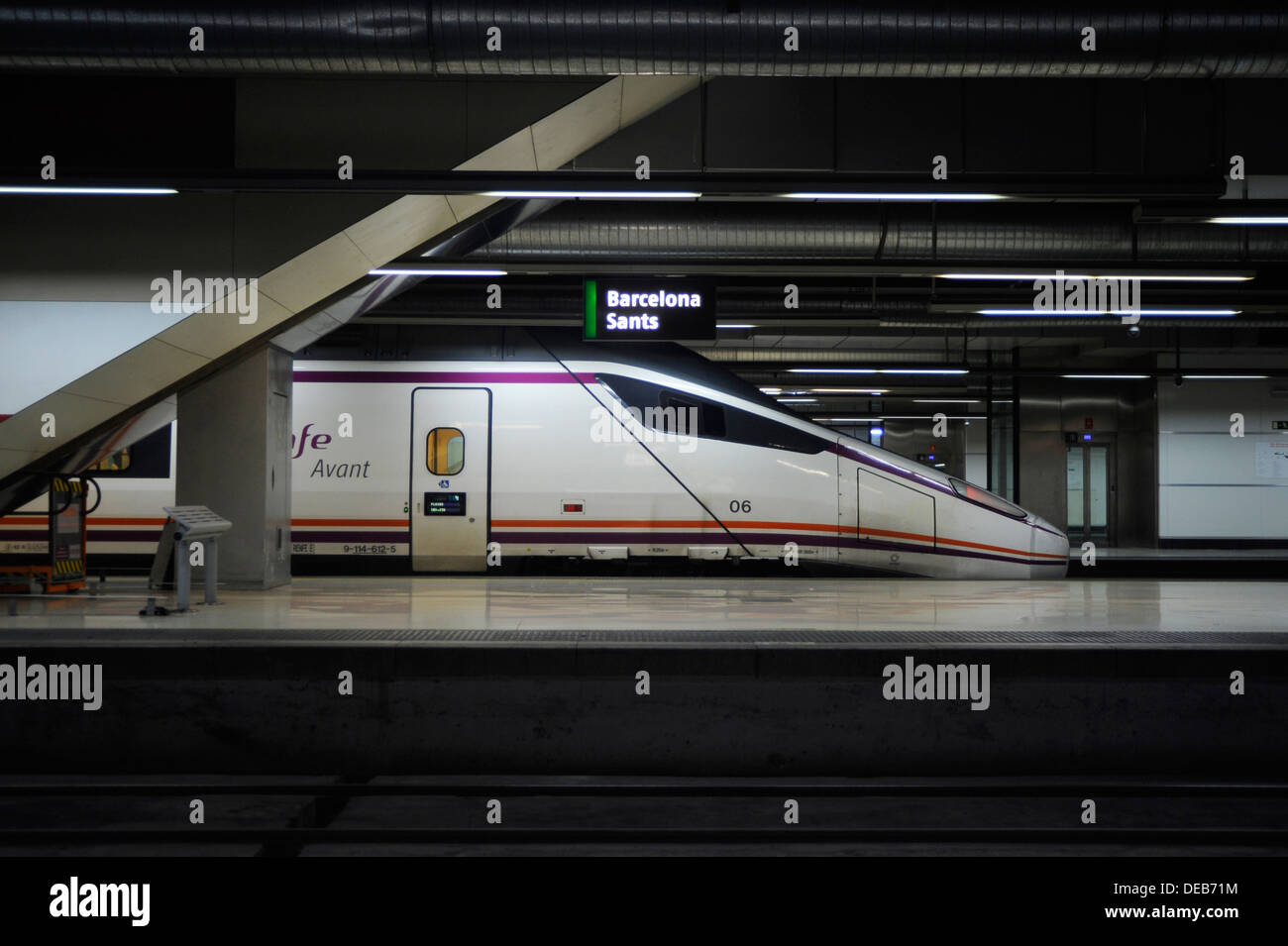 Ein High-Speed-Renfe Zug in Barcelona Sants Bahnhof. Stockfoto
