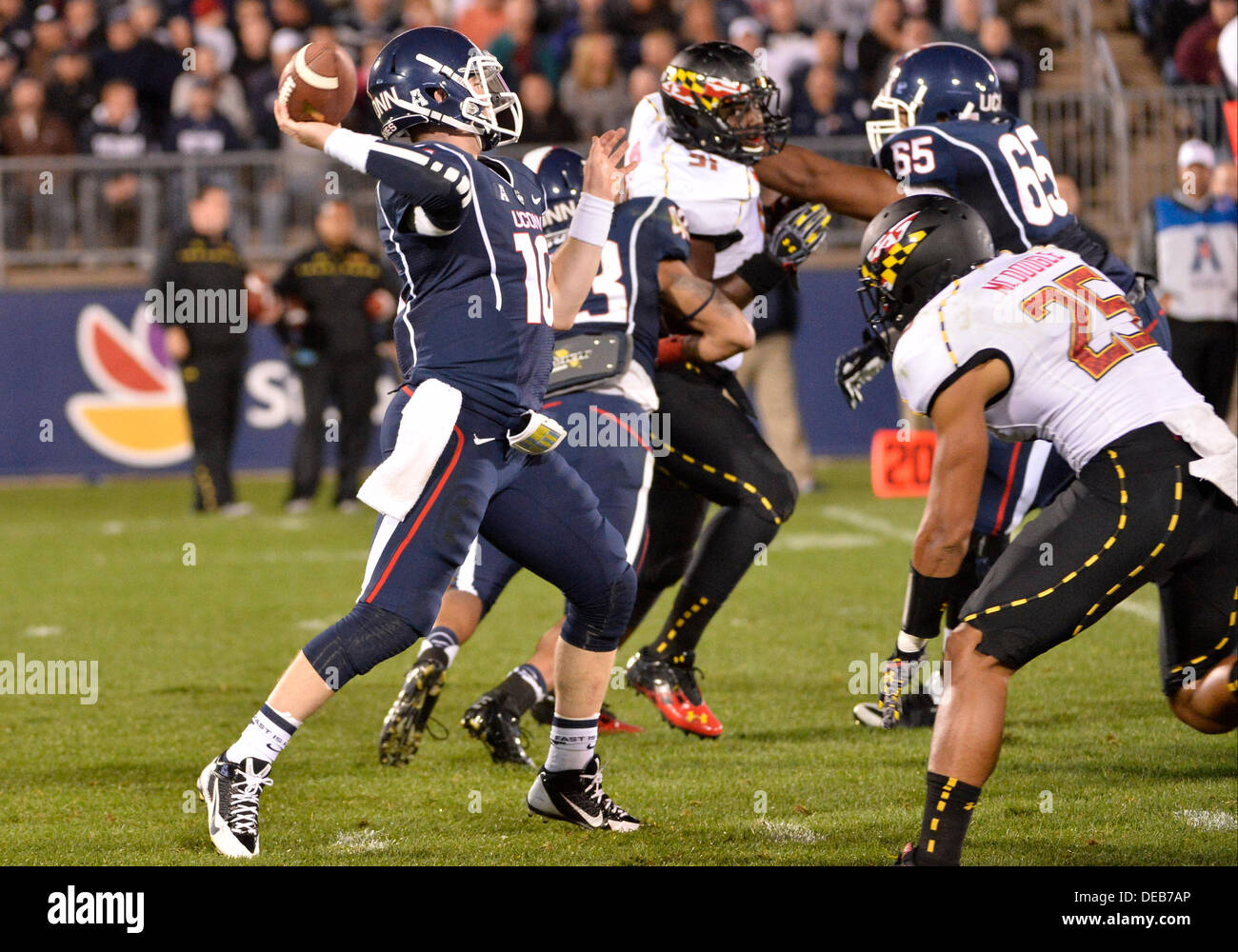 East Hartford, CT, USA. 14. September 2013. Samstag, 14. September 2013: Connecticut Huskies Quarterback Chandler Whitmer (10) den Ball wirft, während unter Druck gesetzt von Maryland Terrapins defensive back Dexter McDougle (25) in der 2. Hälfte des NCAA Football Spiel zwischen Maryland und Connecticut bei Rentschler Field in East Hartford, CT. Maryland schlagen UConn 32-21. Bill Shettle / Cal Sport Media © Csm/Alamy Live-Nachrichten Stockfoto