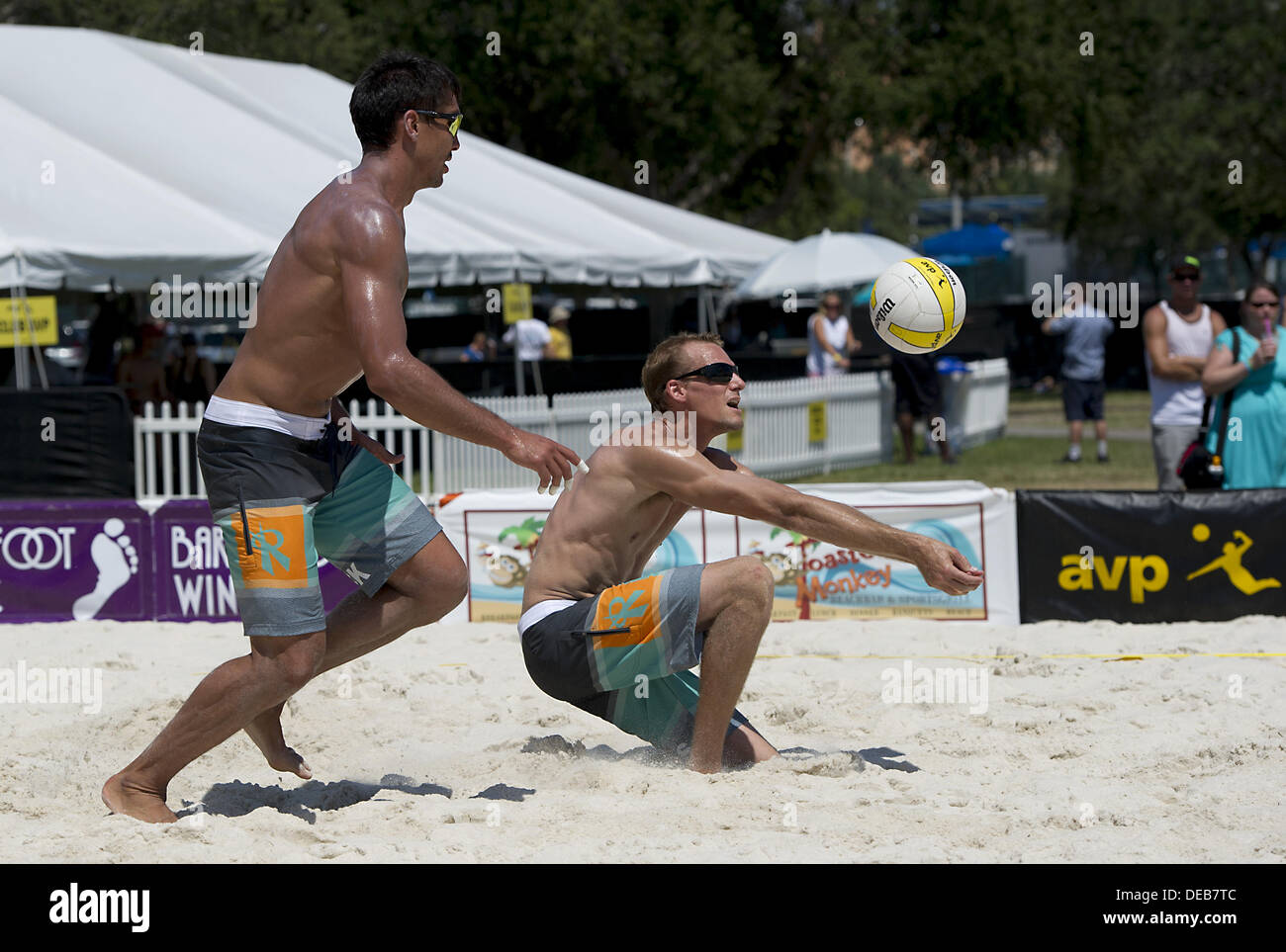 St. Petersburg, Florida, USA. 14. September 2013. St. Petersburg, FL: NILS NIELSEN übergibt den Ball an DAVE MCKIENZIE aber würde schließlich verlieren ein hartes Match 3 Spiel Spiel (19-21, 21-13, 15-13). Die 2013 AVP Pro Volleyball Tour Stop ist die erste des Jahres für Dave McKienzie. © Andrew Patron/ZUMAPRESS.com/Alamy Live-Nachrichten Stockfoto