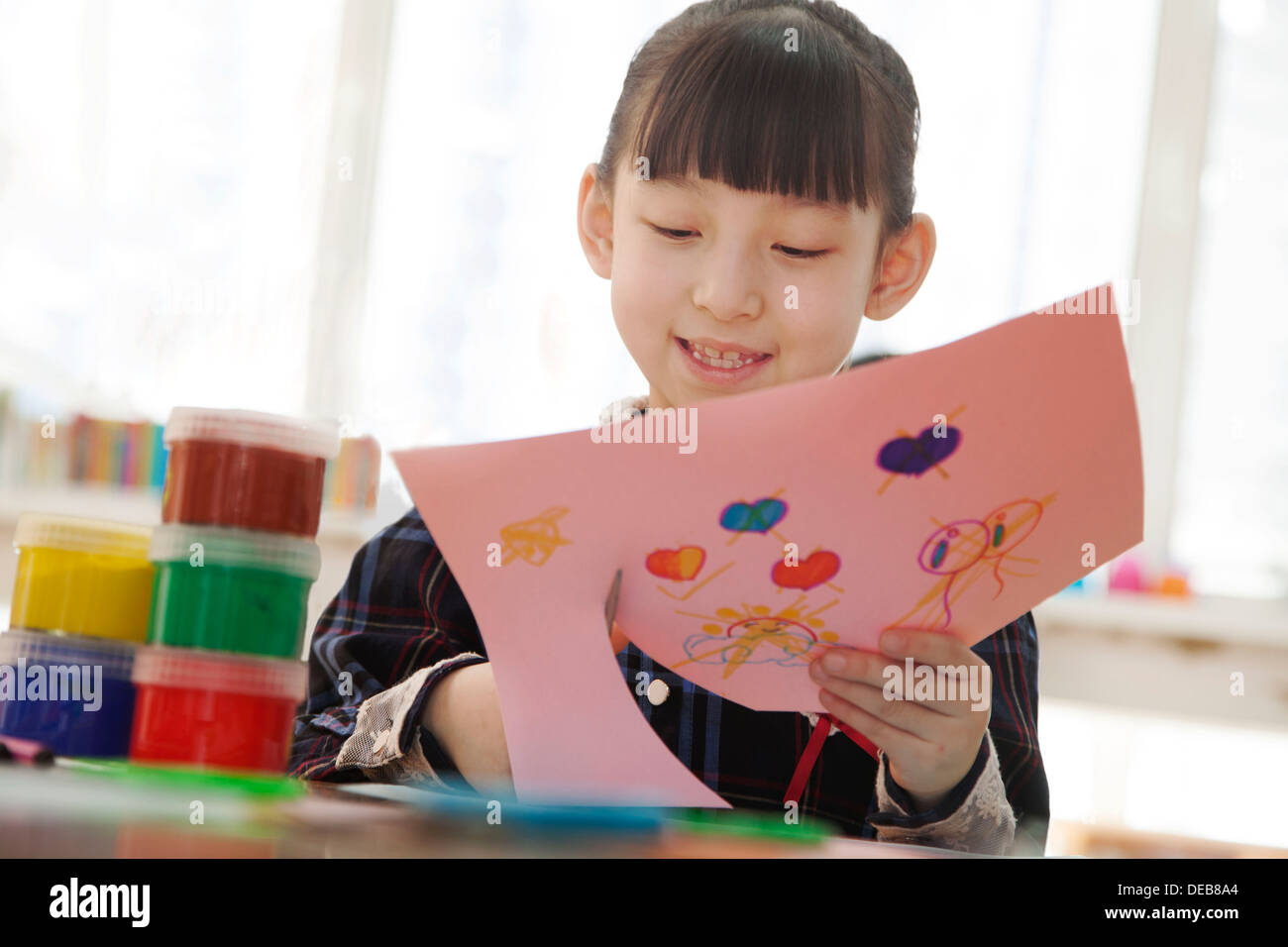 Schulmädchen Ausschneiden Zeichnung in Klasse, Beijing Stockfoto