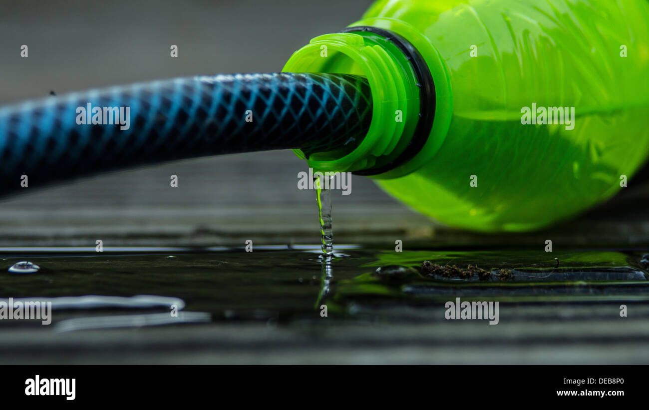 grüne Flasche Schlauch Soda Wasser austritt Stockfoto