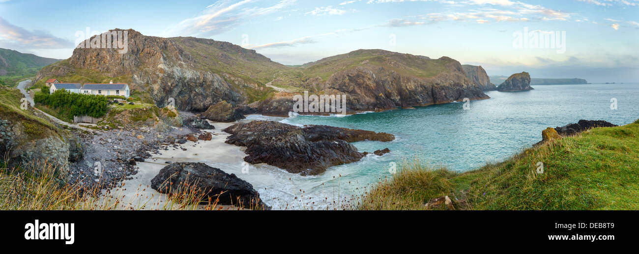 Eine neblige Dämmerung Kynance Cove auf der Lizard Halbinsel in Cornwall Stockfoto