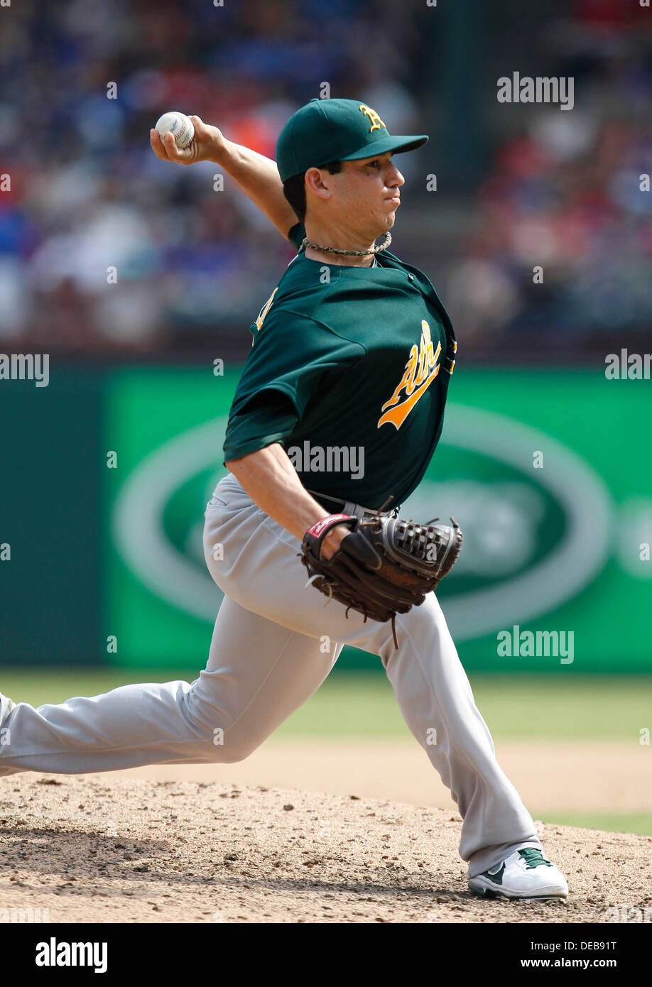 Arlington, Texas, USA. 15. September 2013. 15. September 2013 Arlington, Tx. Oakland Krug wirft TOMMY MOLINE wie Oakland Athletik der Texas Rangers in einem MLB Baseball gespielt Spiel am Baseballstadion in Arlington, Tx. © Ralph Lauer/ZUMAPRESS.com/Alamy Live-Nachrichten Stockfoto