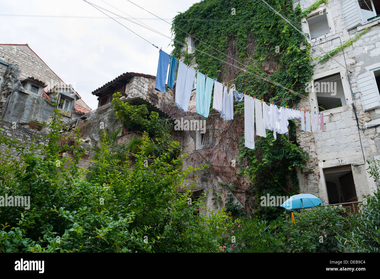 Wäscheständer in einem Innenhof, Split, Region von Dalmatien, Kroatien, Europa. Stockfoto