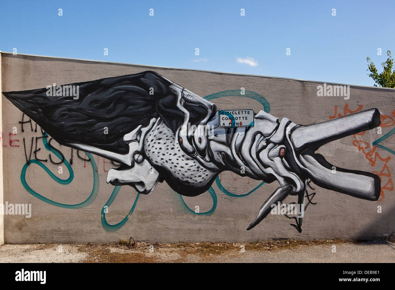 Schwarz / weiß Graffiti-Wand-Kunst ein Techno-biologische Bild einer Fisch-Stil-Waffe Stockfoto