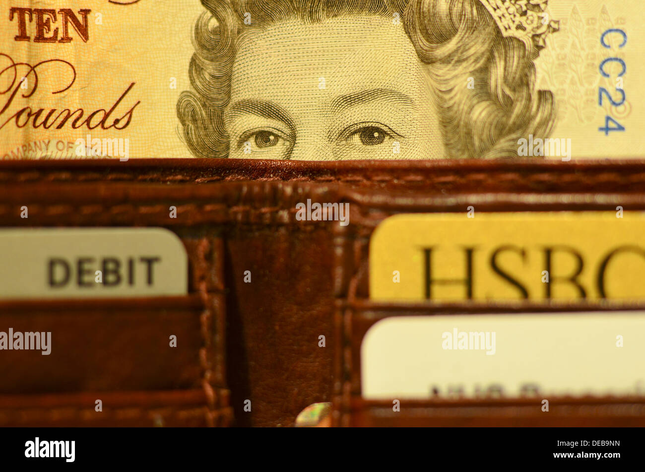 Nahaufnahme einer offenen Leder Brieftasche mit Bankkarten und ein zehn-Pfund-note Stockfoto