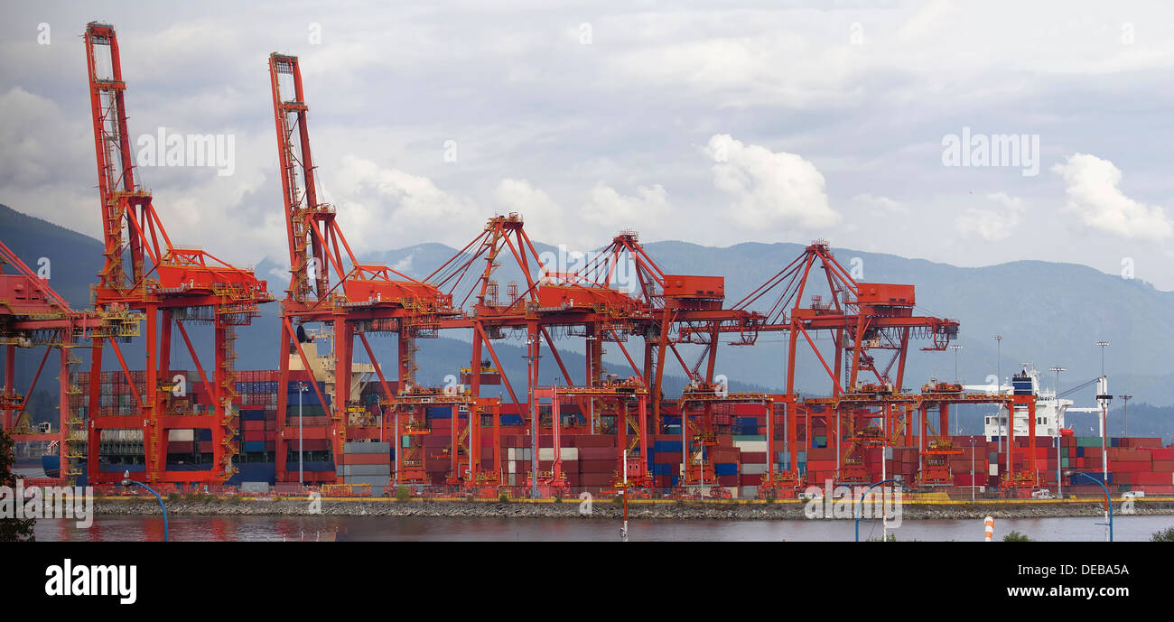Hafen von Vancouver BC Kanada mit roten Kränen und Containern Werft Panorama Stockfoto
