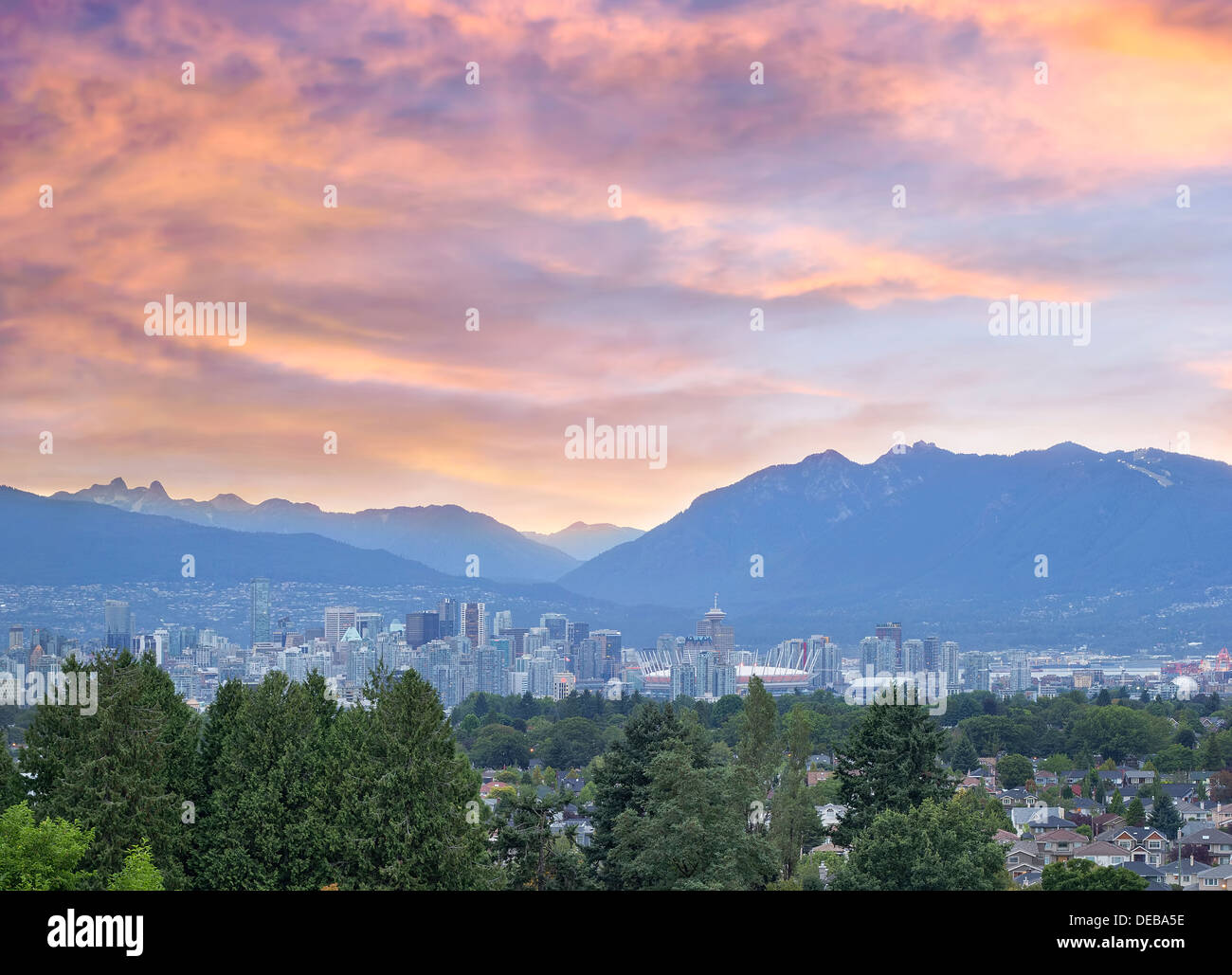Vancouver BC Kanada City Innenstadt mit zwei Löwen und Grouse Mountain malerische Aussicht bei Sonnenuntergang Stockfoto