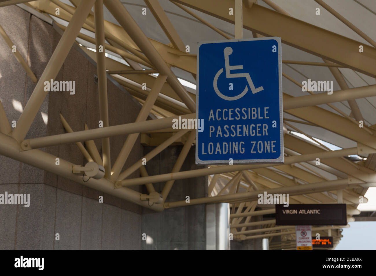 Orlando International Airport Bordsteinkante Handicap zugänglich Ladezone Stockfoto